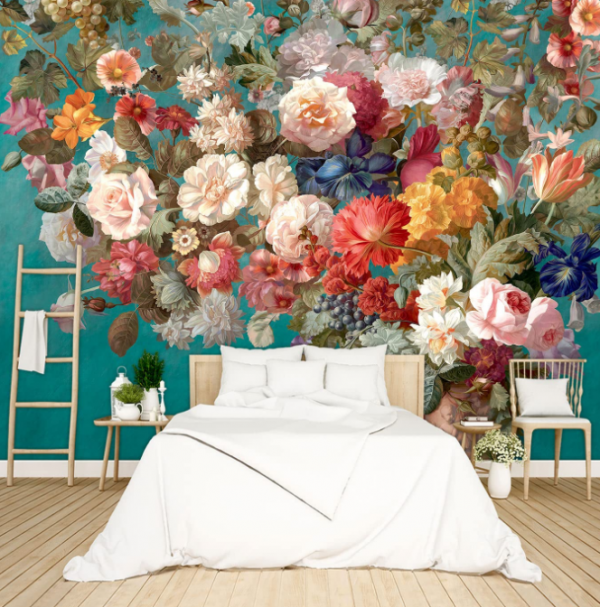 Dinding kamar dengan wallpaper floral